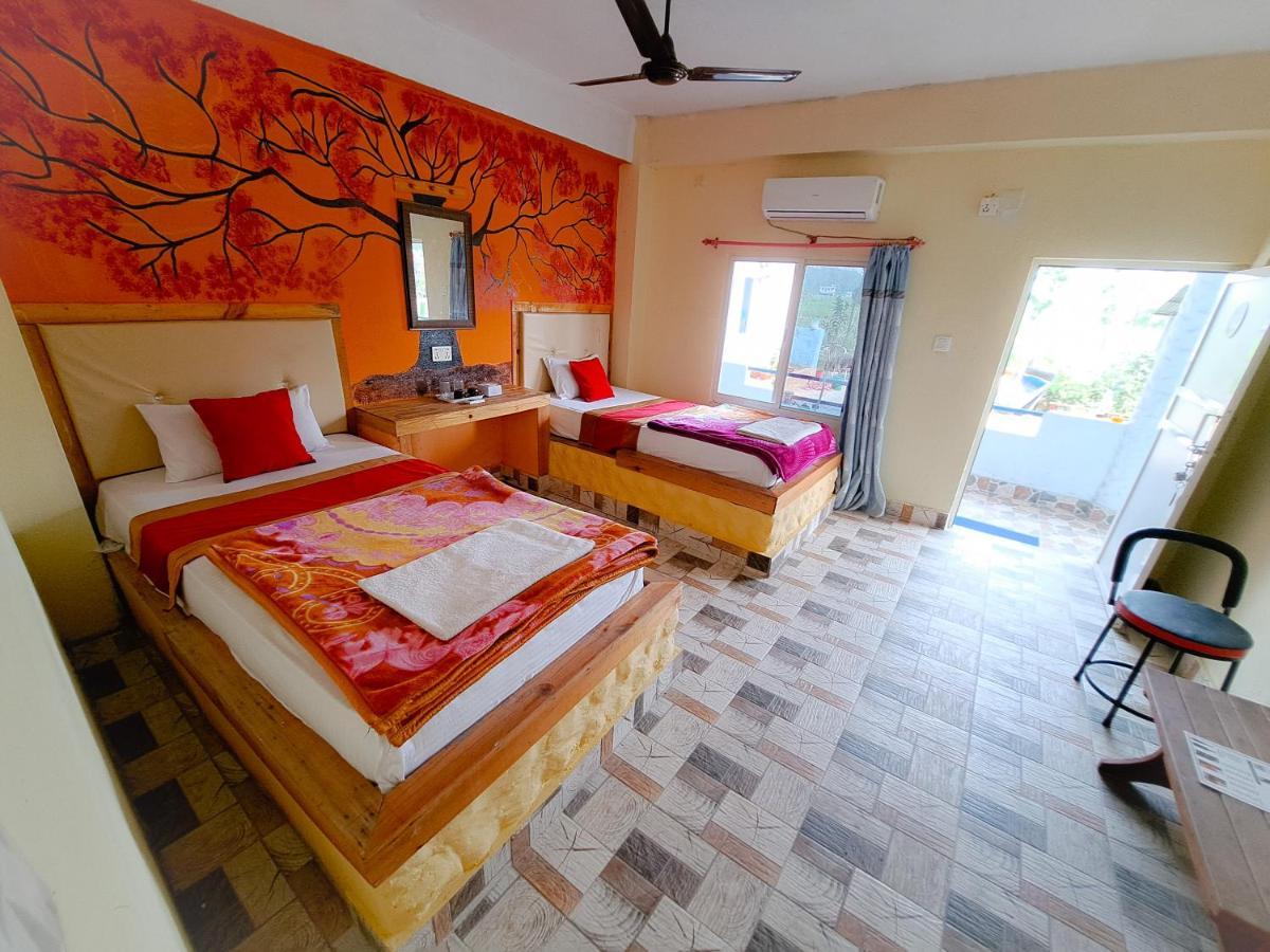 Hong Qi Hotel Chitwan Exterior photo