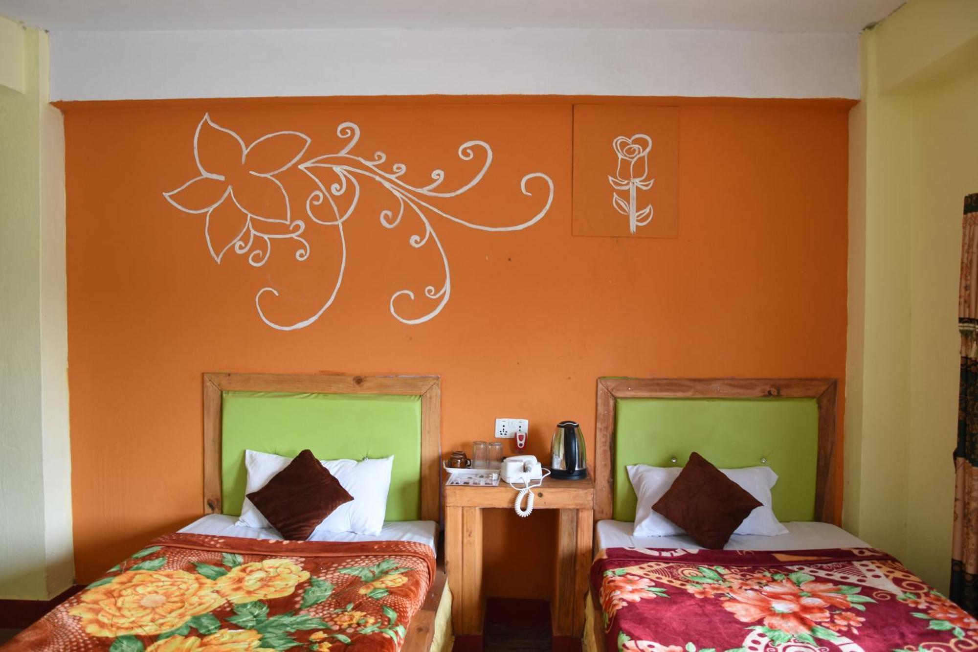 Hong Qi Hotel Chitwan Exterior photo